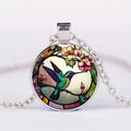 Collar con colgante en forma de cúpula de vidrio con colibrí