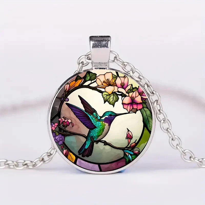 Collar con colgante en forma de cúpula de vidrio con colibrí
