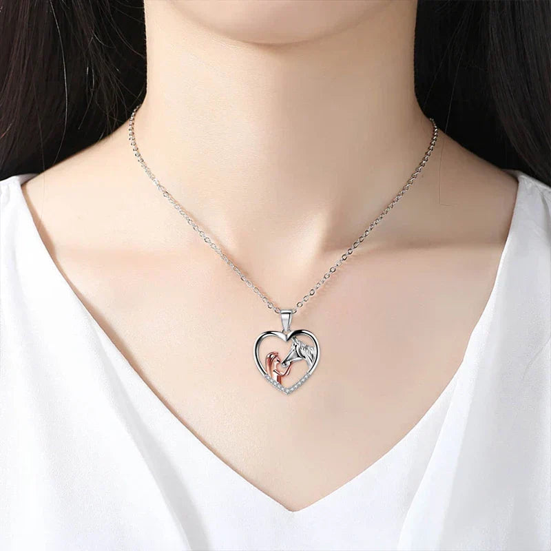 Collar bellísimo con circonitas en forma de corazón y de caballo