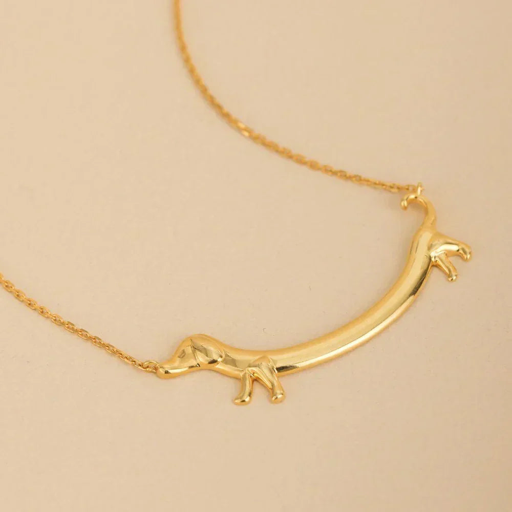 Collar con dachshund dorado