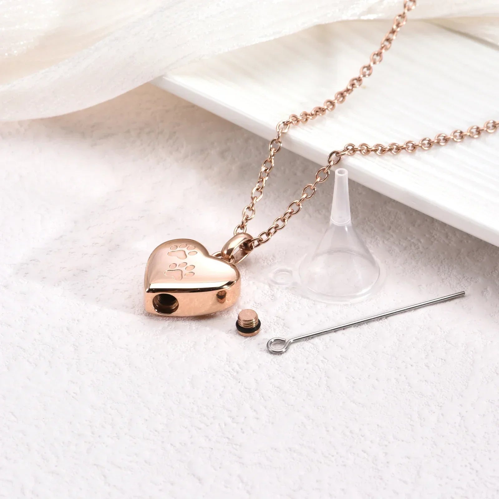 Colgante con urna conmemorativa para mascotas – Colgante en forma de corazón con grabado de huella