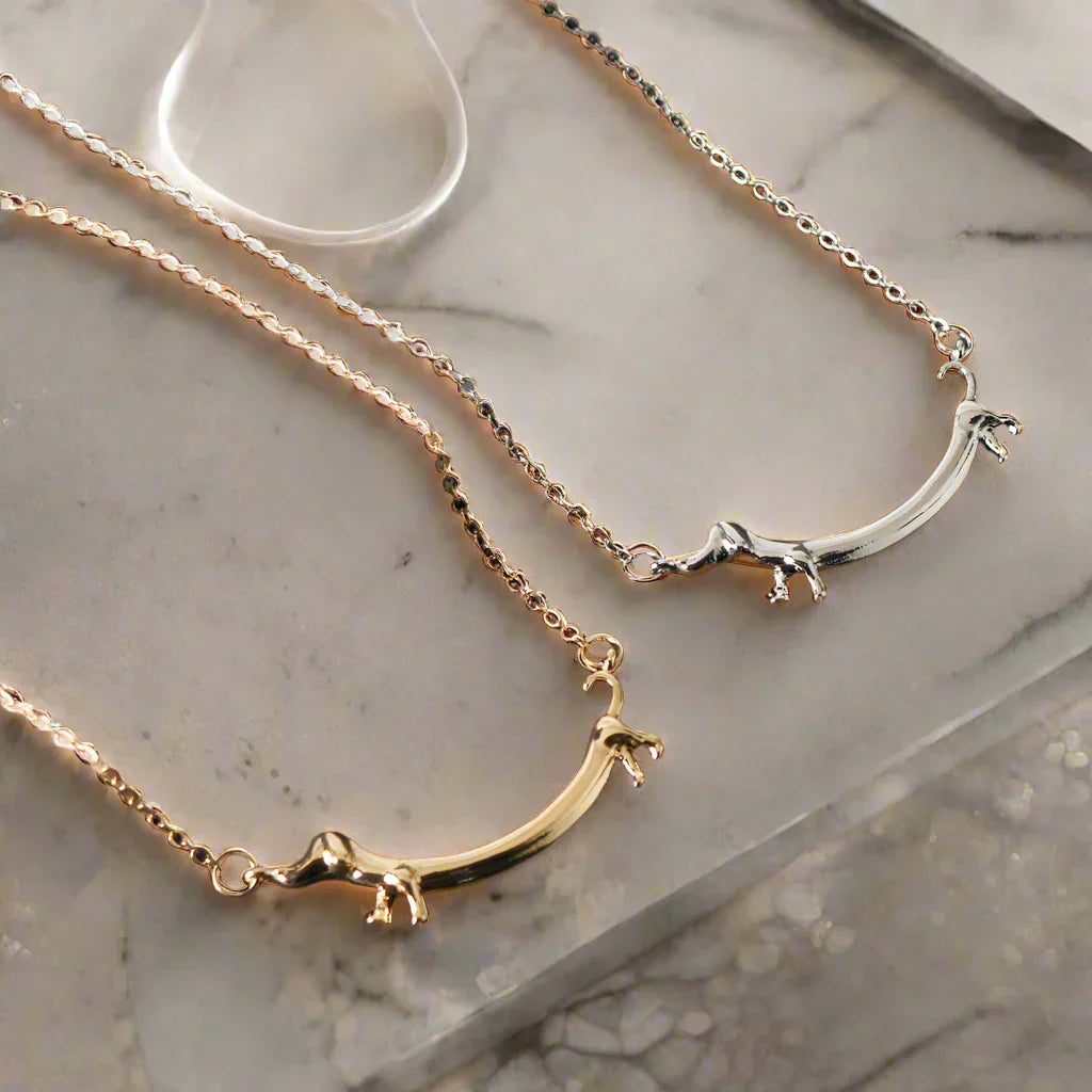 Collar con dachshund dorado