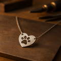Collar con colgante de plata en forma de corazón y pata