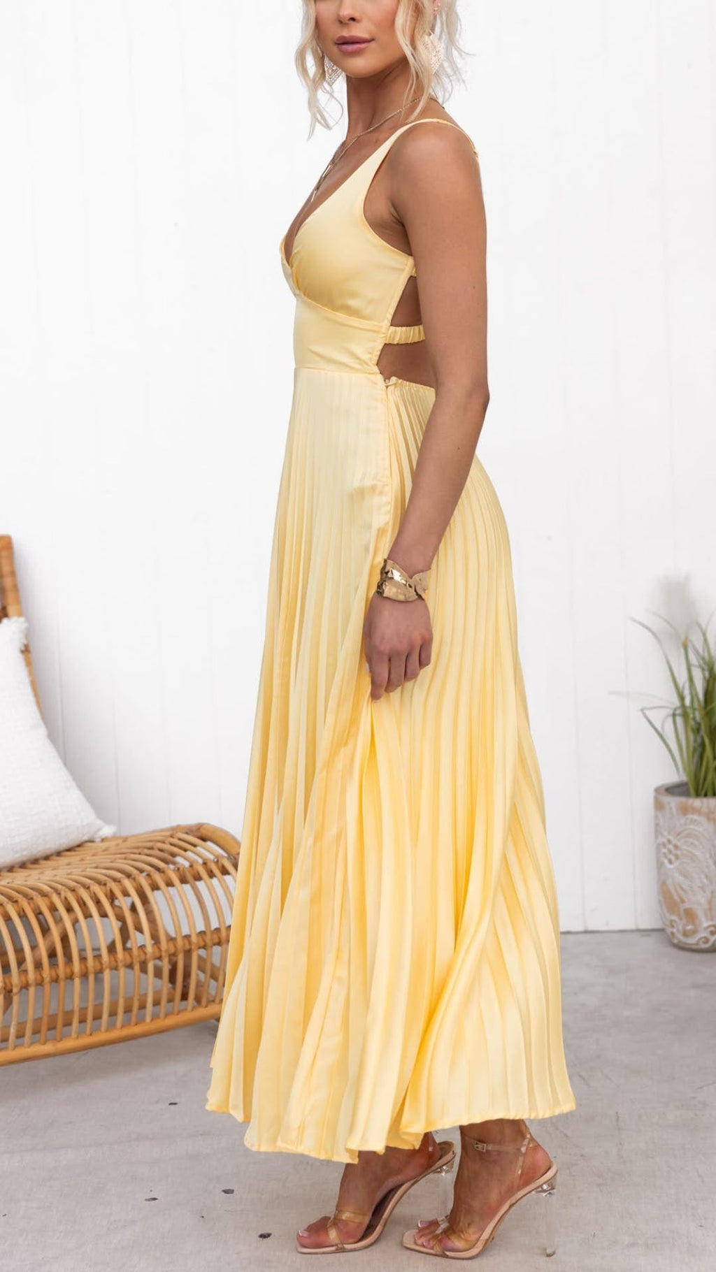 VESTIDO LARGO PLISADO CON ESCOTE EN V