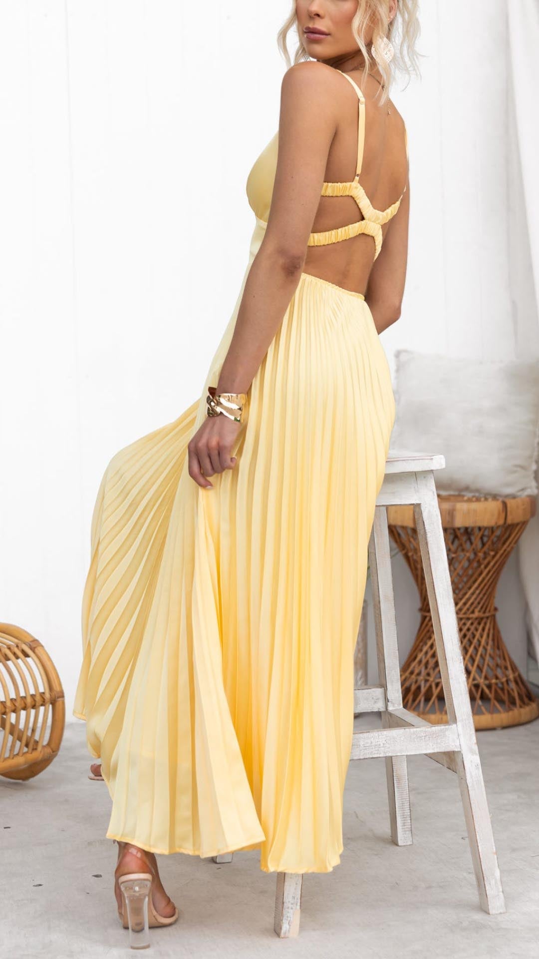 VESTIDO LARGO PLISADO CON ESCOTE EN V