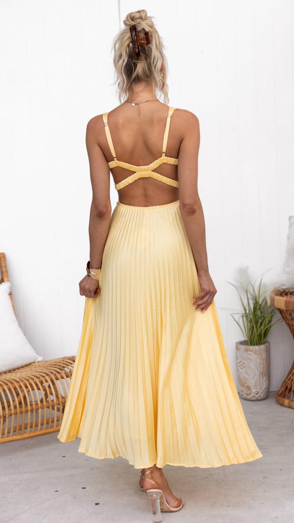 VESTIDO LARGO PLISADO CON ESCOTE EN V