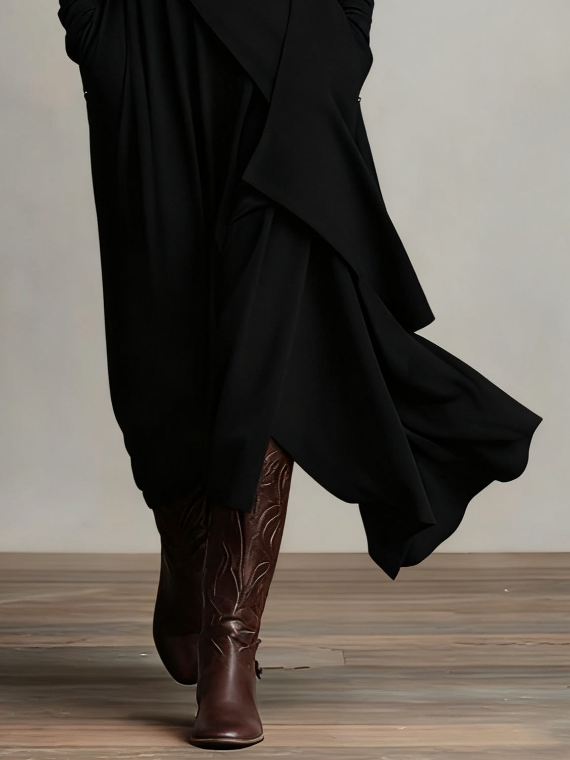 VESTIDO ASIMÉTRICO CON CUELLO ALTO