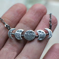 Collar vintage con luna plateada