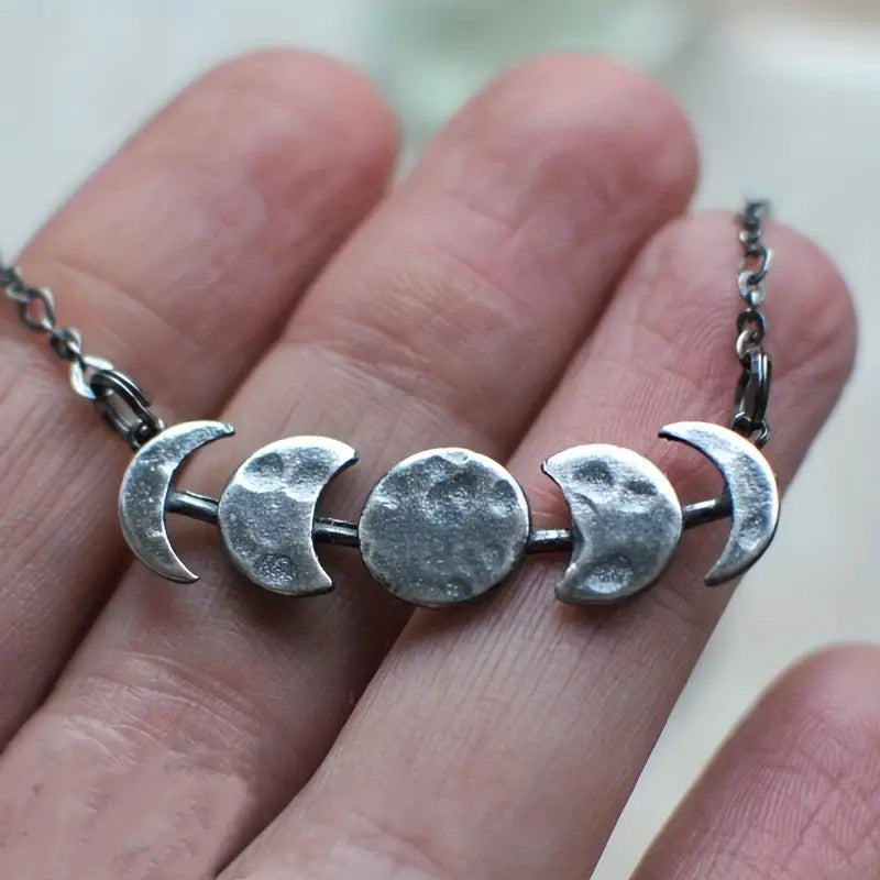 Collar vintage con luna plateada