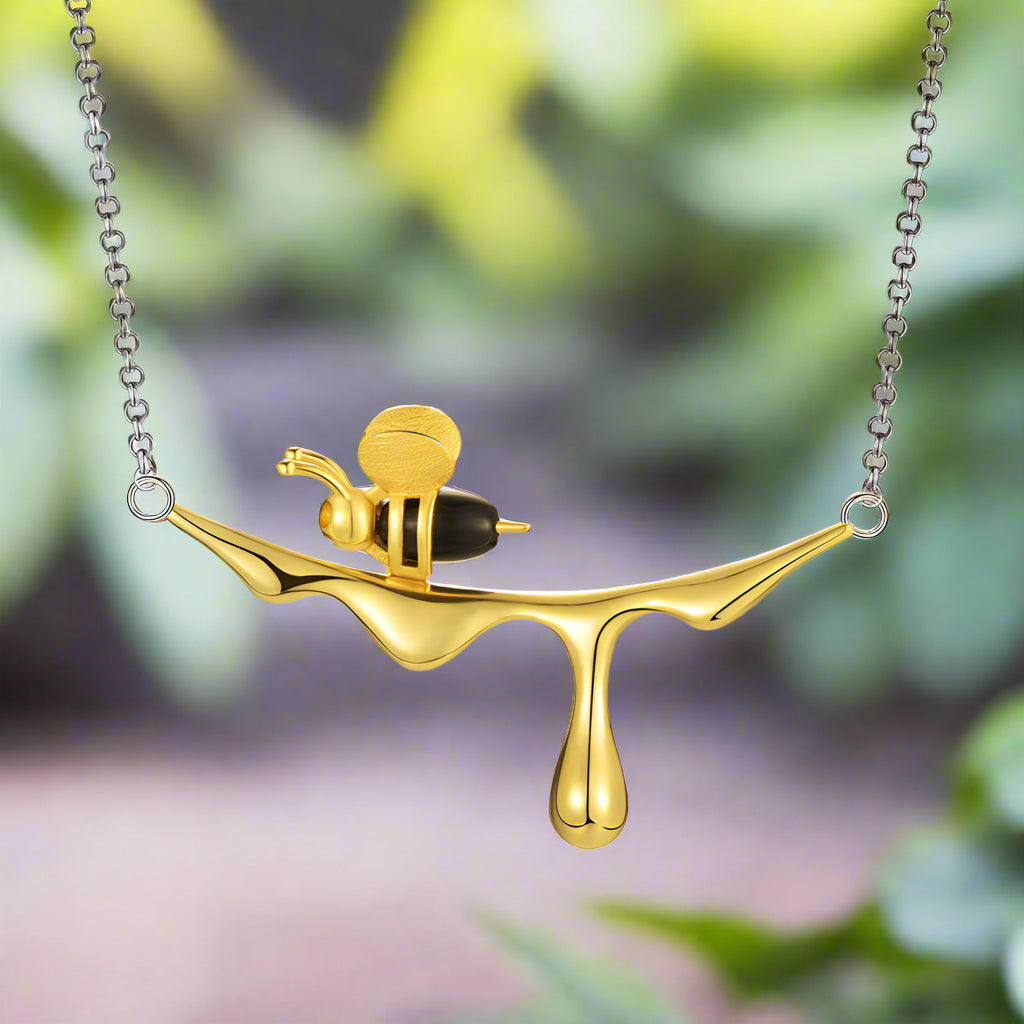 Collar con miel que gotea y una abeja
