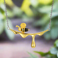 Collar con miel que gotea y una abeja
