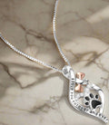 Collar Lucky Paw con corazón, hueso y símbolo del infinito