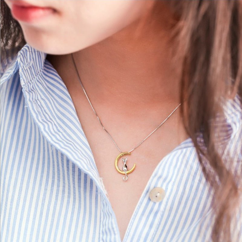 Collar elegante con luna creciente y gato