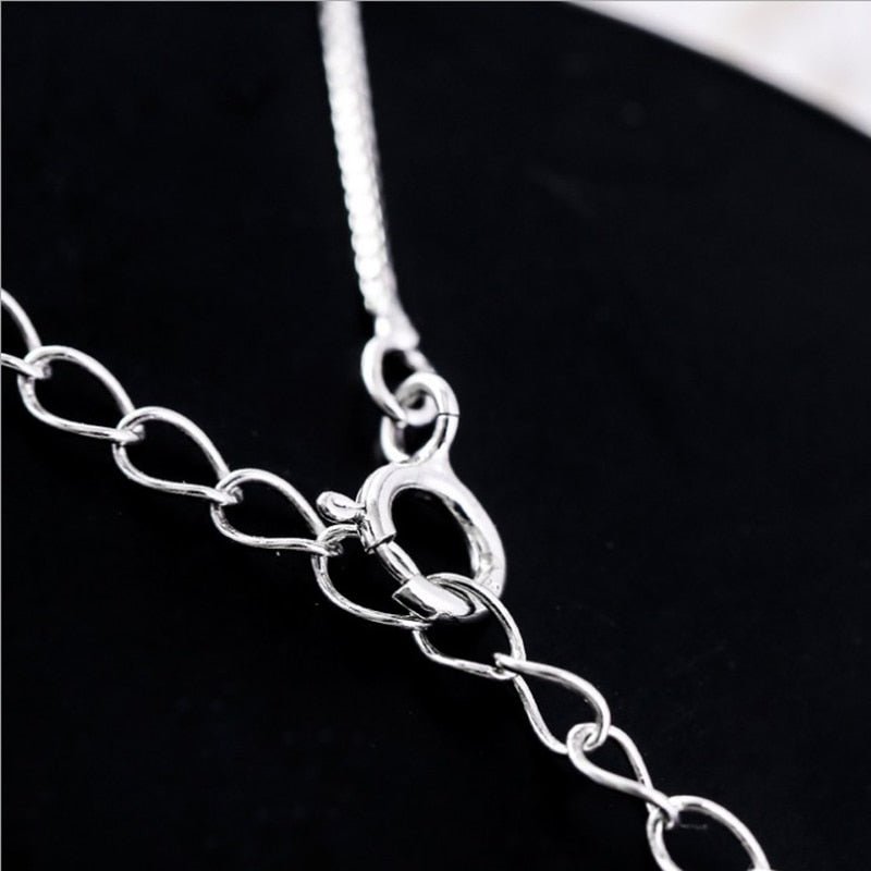 Collar elegante con luna creciente y gato