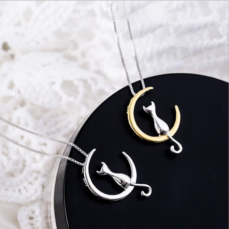 Collar elegante con luna creciente y gato