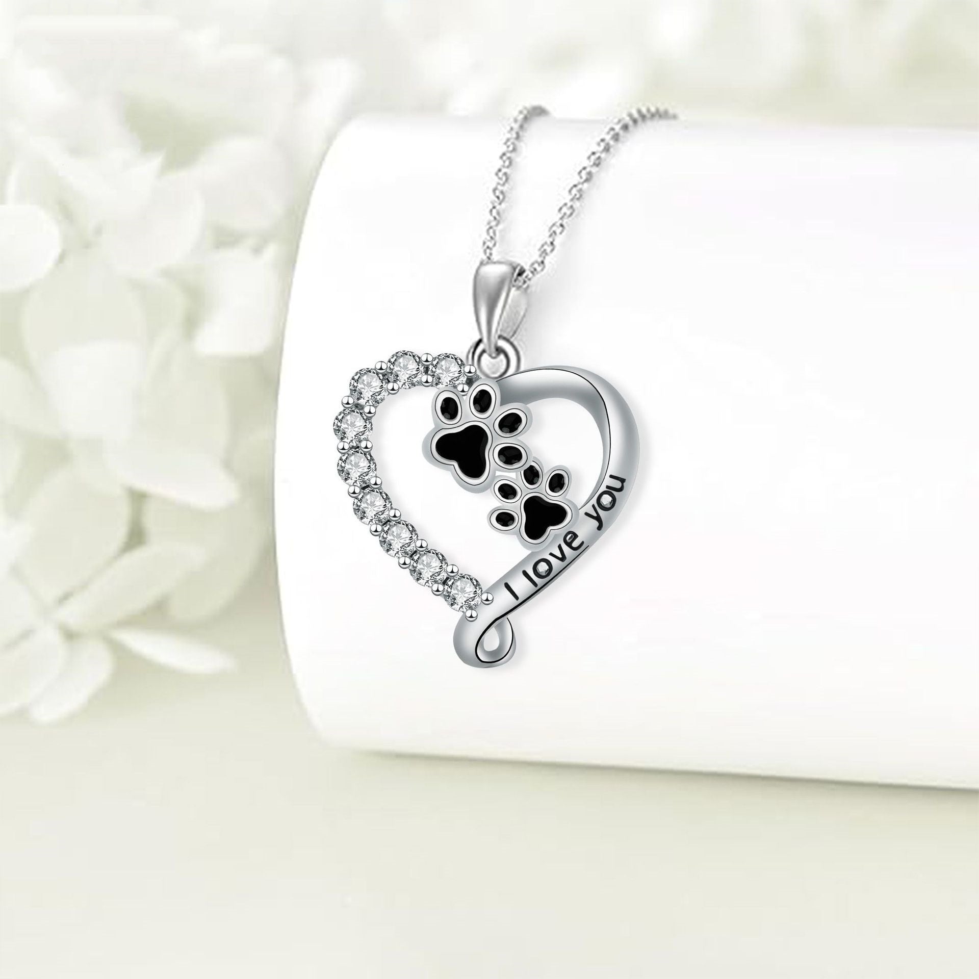 Collar con colgante en forma de corazón y pata