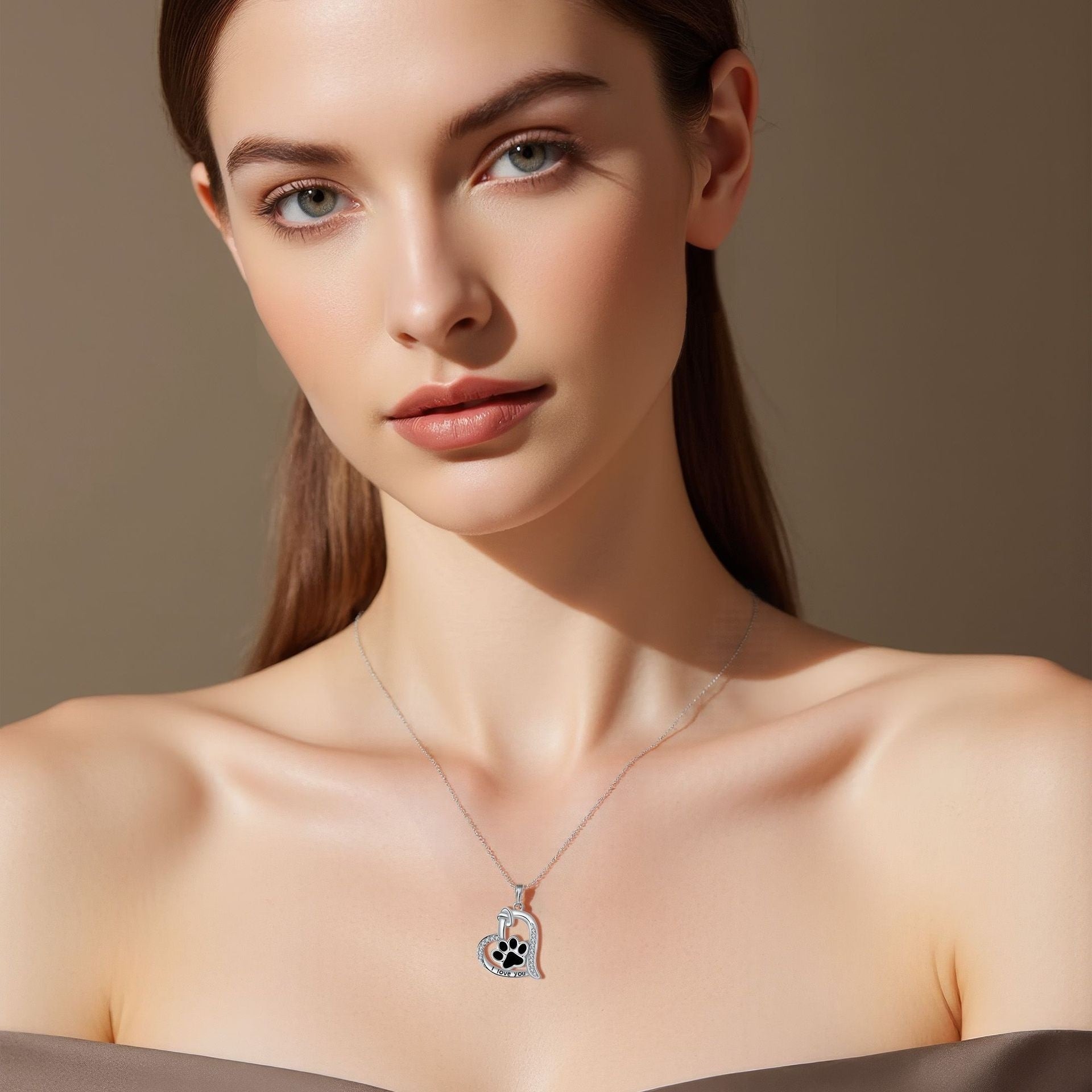 Collar con huella de pata de perro en forma de corazón con circonitas