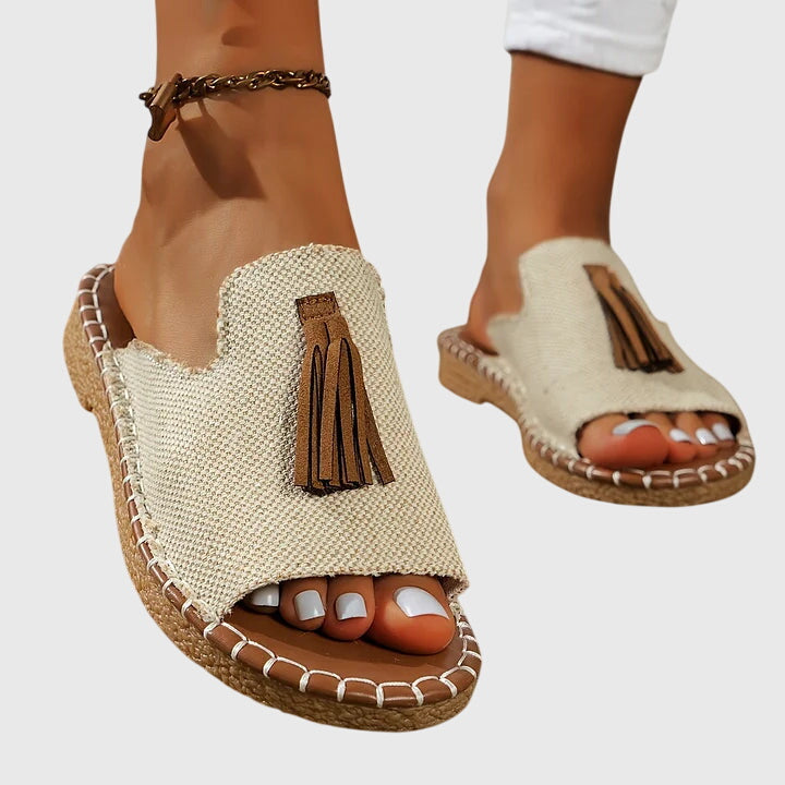 SANDALIAS BOHEMIAS CON POMPONES PAULA