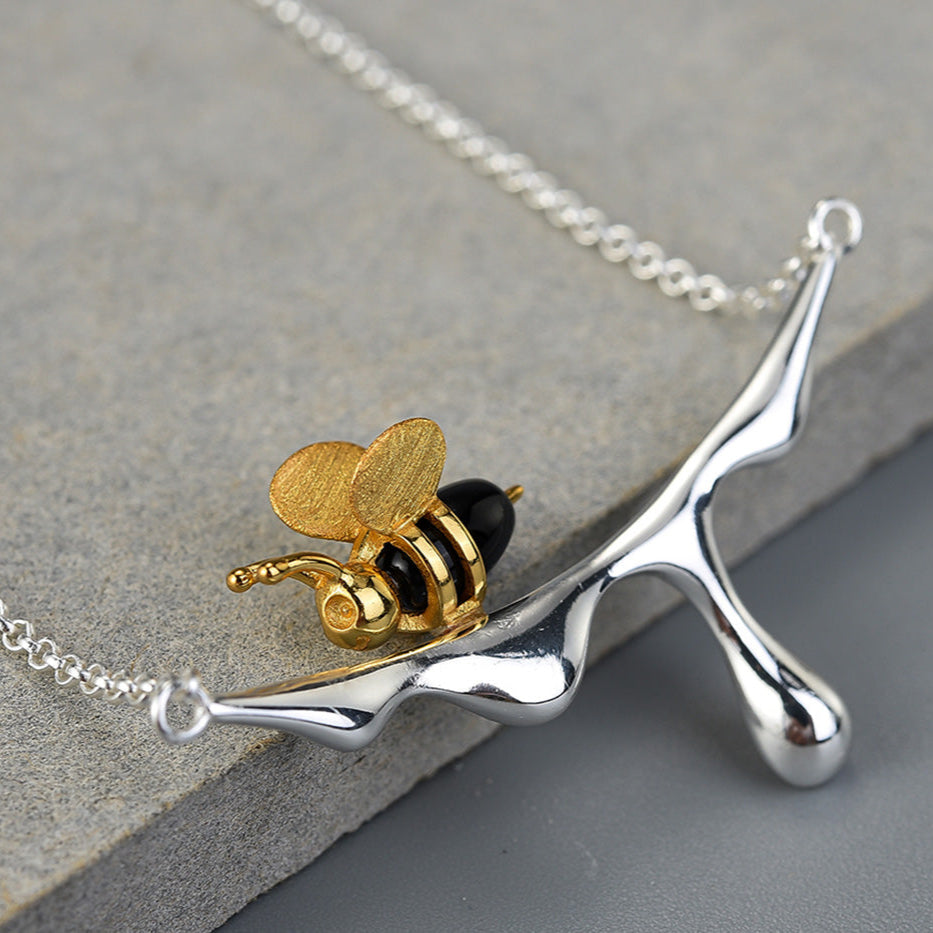 Collar con miel que gotea y una abeja