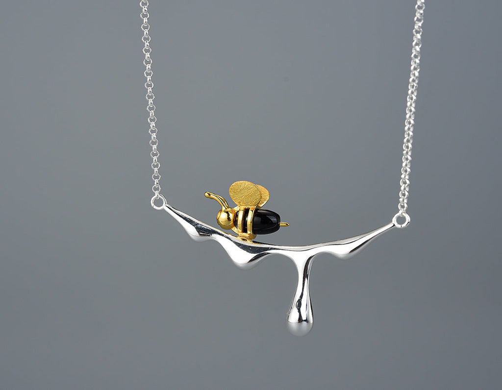 Collar con miel que gotea y una abeja