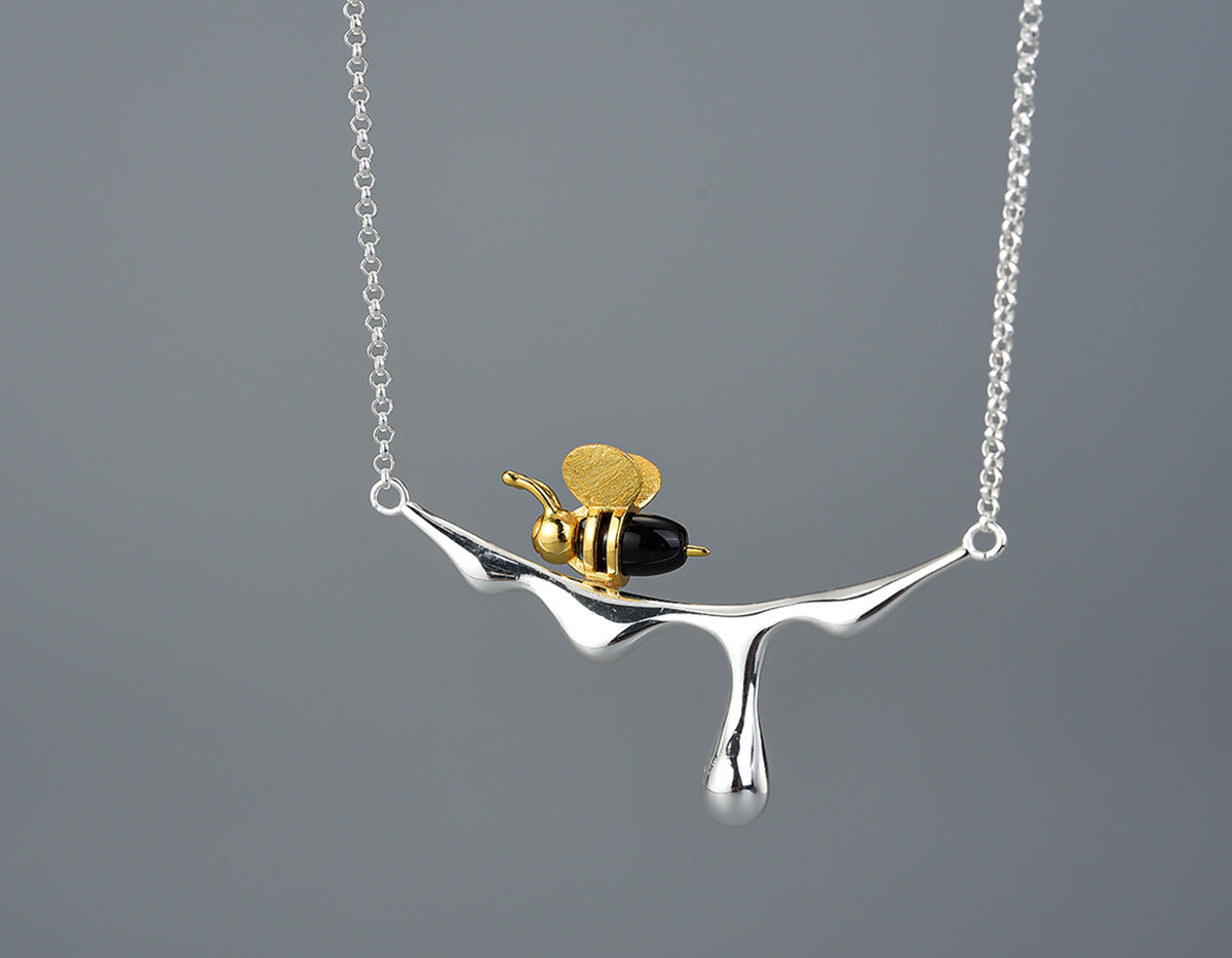 Collar con miel que gotea y una abeja
