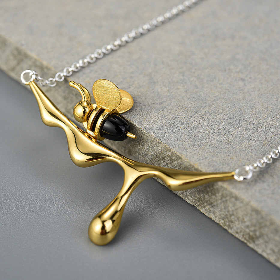 Collar con miel que gotea y una abeja