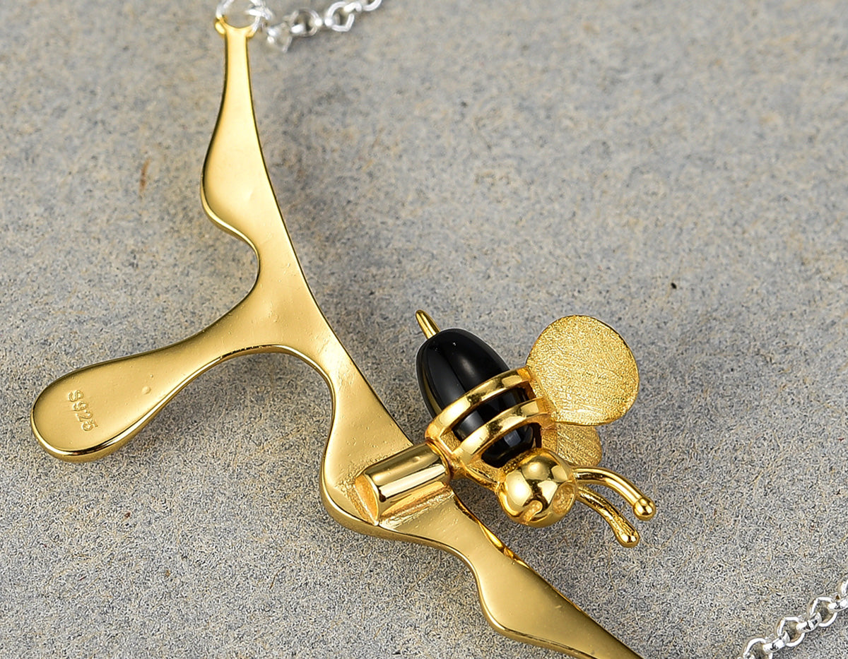 Collar con miel que gotea y una abeja