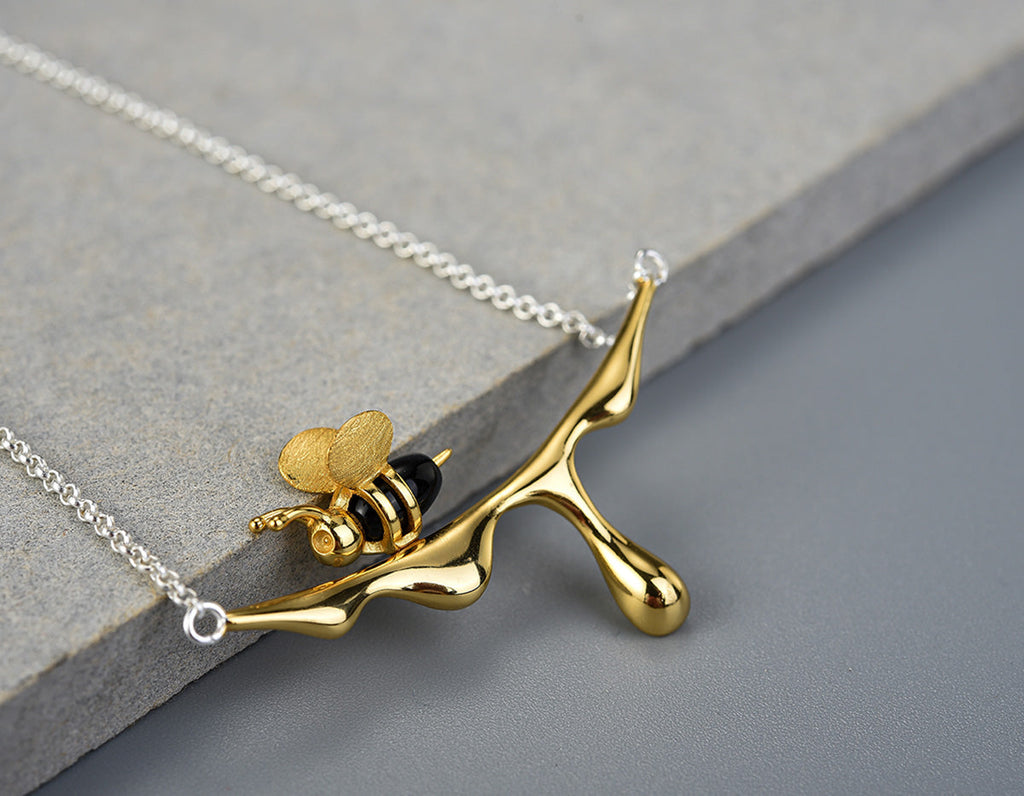 Collar con miel que gotea y una abeja
