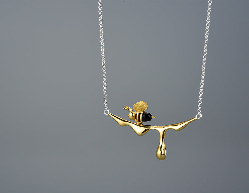 Collar con miel que gotea y una abeja