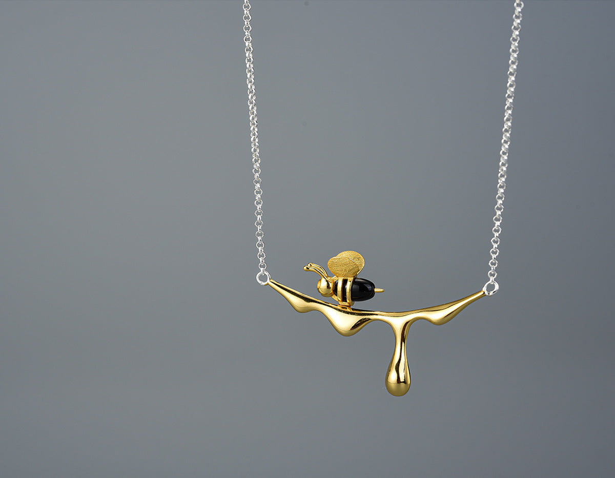 Collar con miel que gotea y una abeja