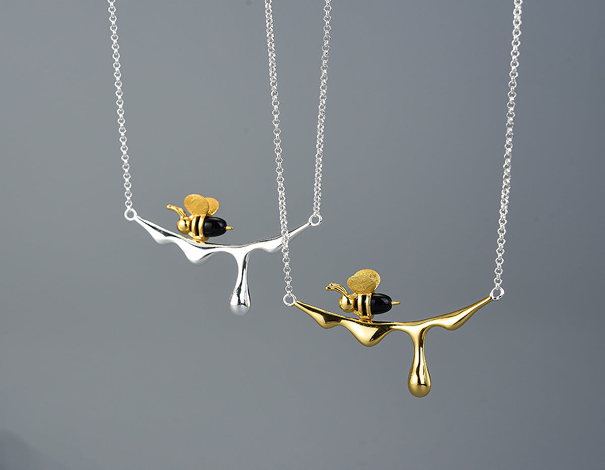 Collar con miel que gotea y una abeja