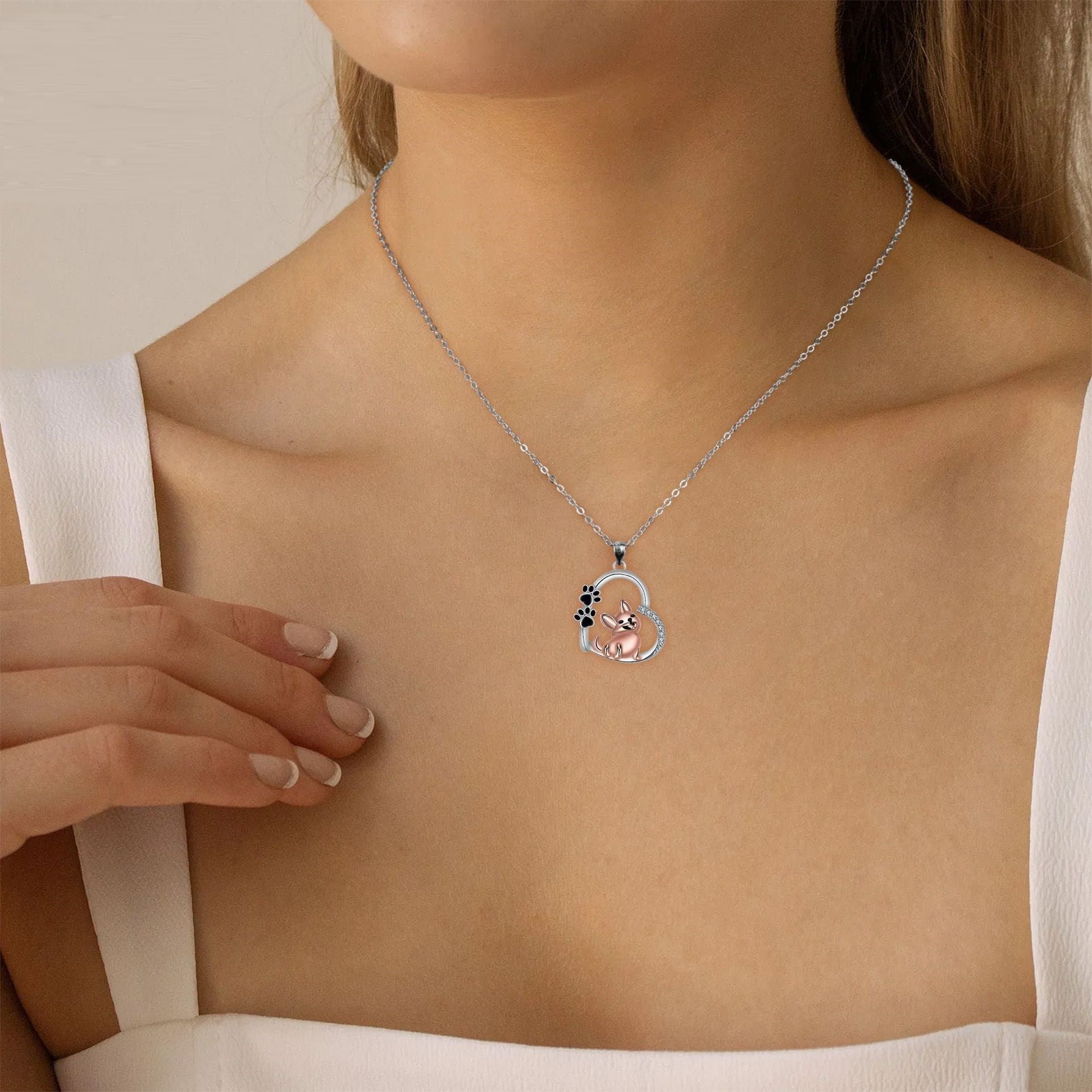 Bonita cadena con colgante en forma de corazón con perro