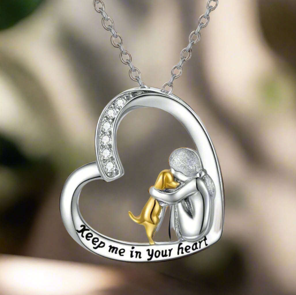 Collar con corazón de plata, con perro y piedras de zirconia
