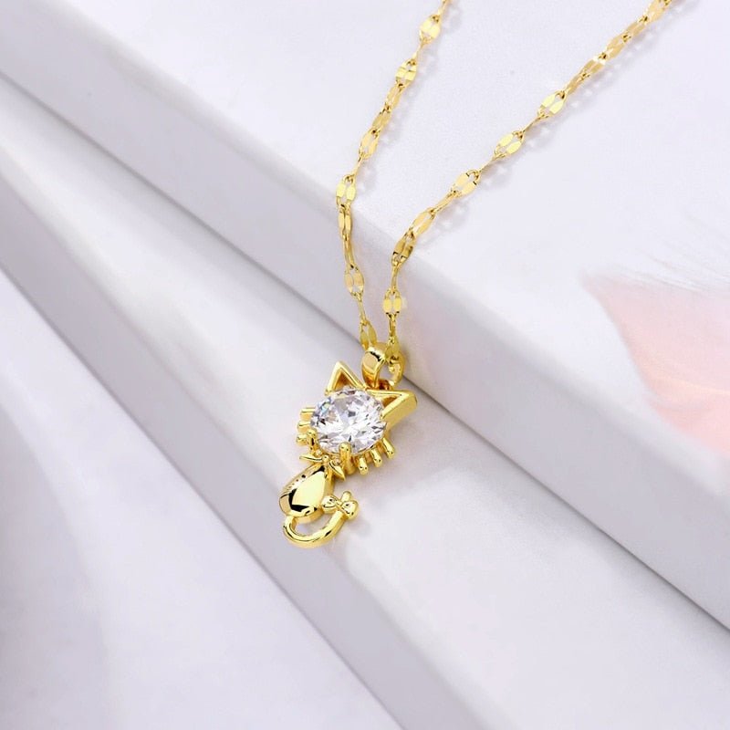 Collar con gato chapado en oro con circonitas