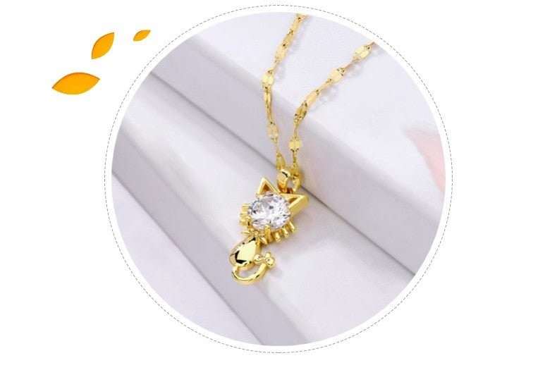 Collar con gato chapado en oro con circonitas