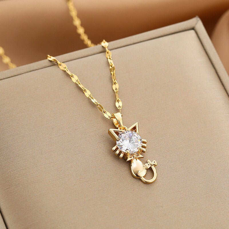 Collar con gato chapado en oro con circonitas