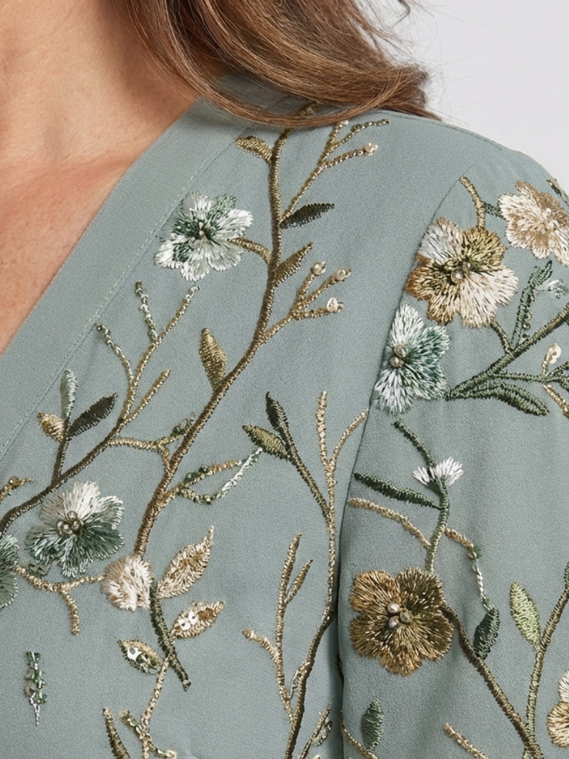 VESTIDO LARGO FLORAL CON MANGAS CORTAS Y ESCOTE EN V