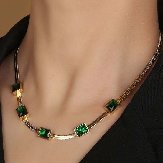 Collar vintage con circonitas verdes