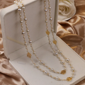 Elegante collar con perlas doradas