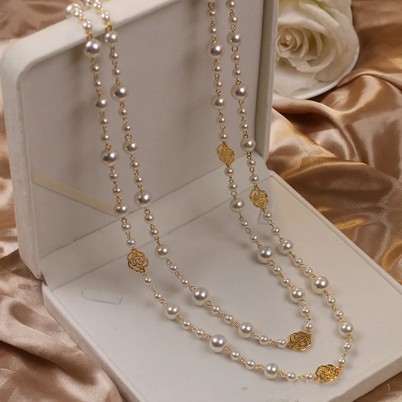 Elegante collar con perlas doradas