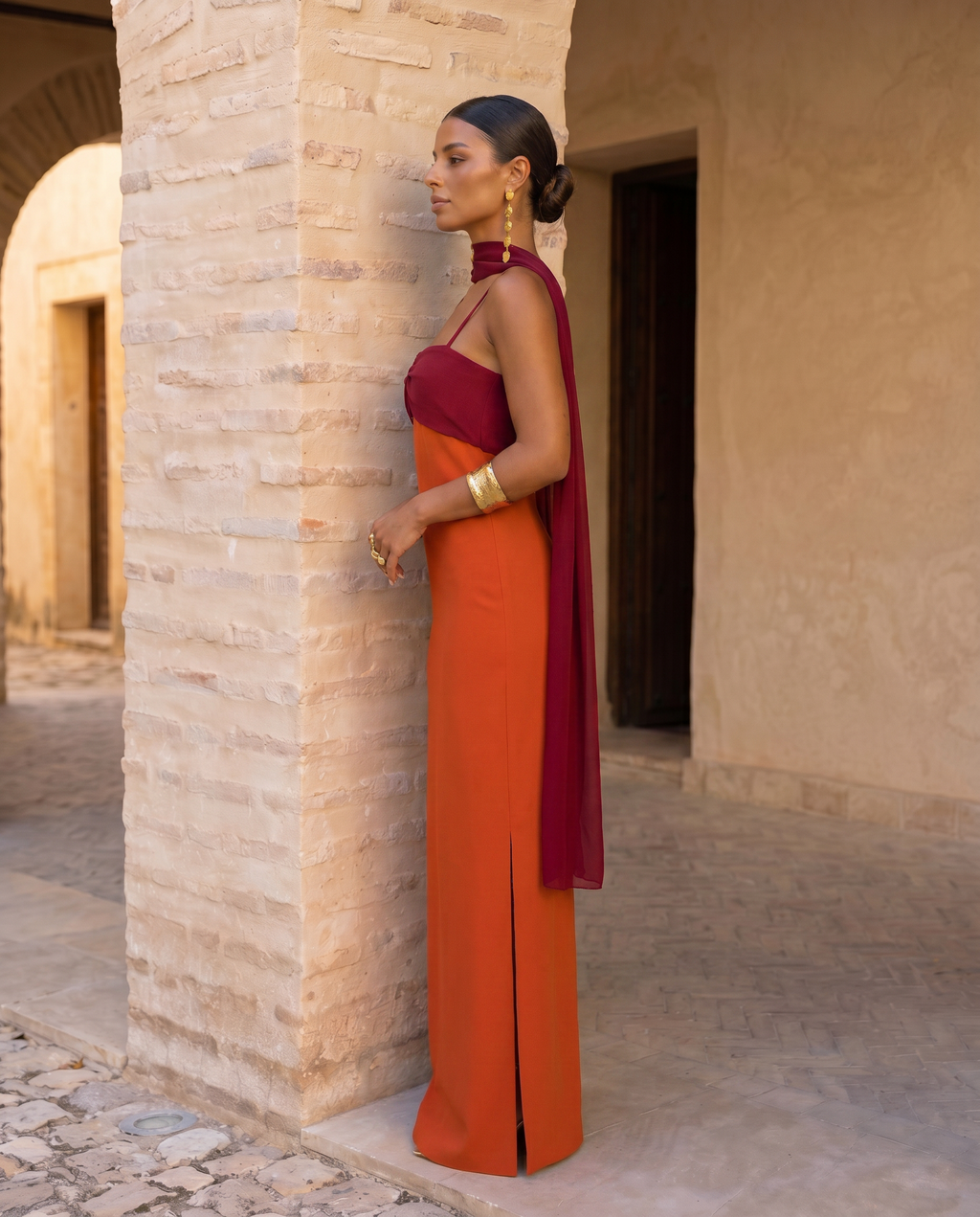 VESTIDO NARANJA CON ESCOTE ROJO