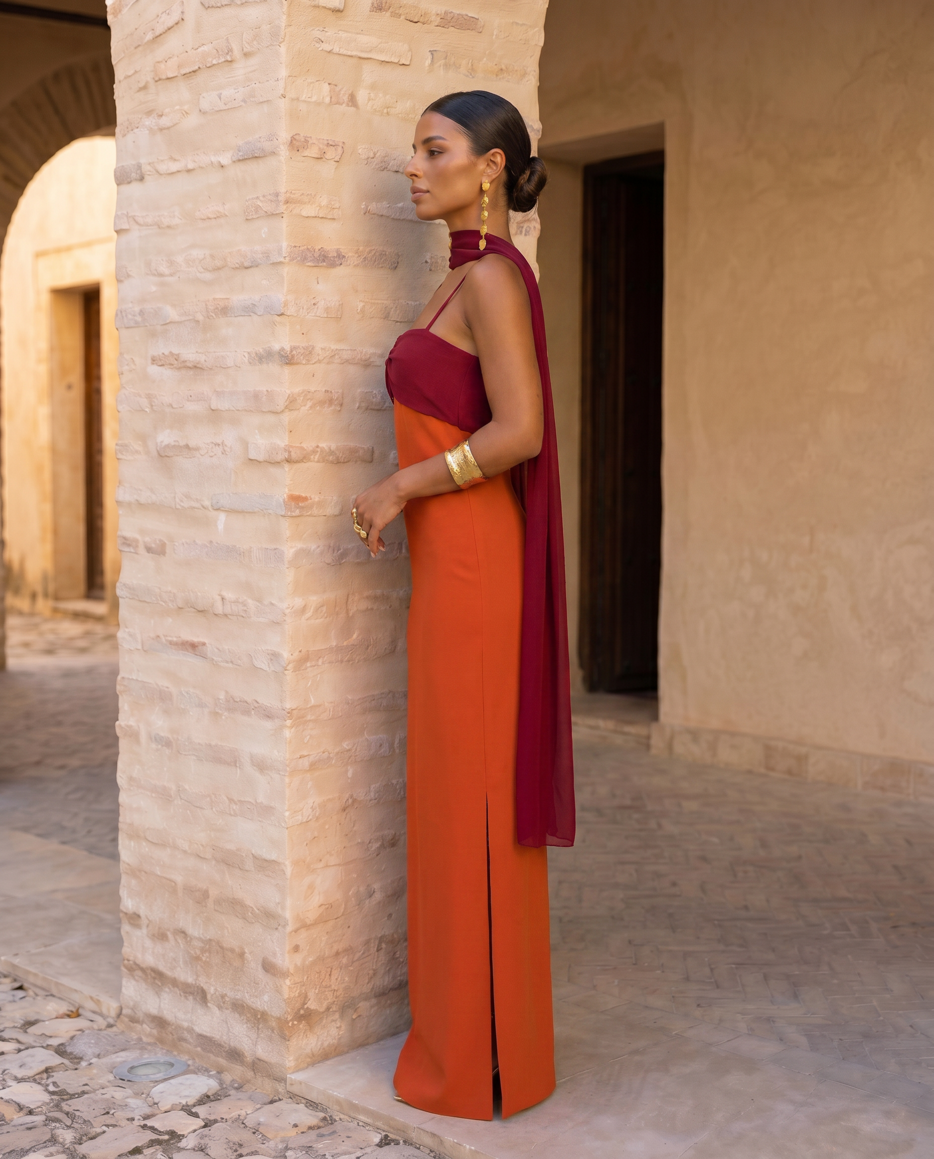 VESTIDO NARANJA CON ESCOTE ROJO