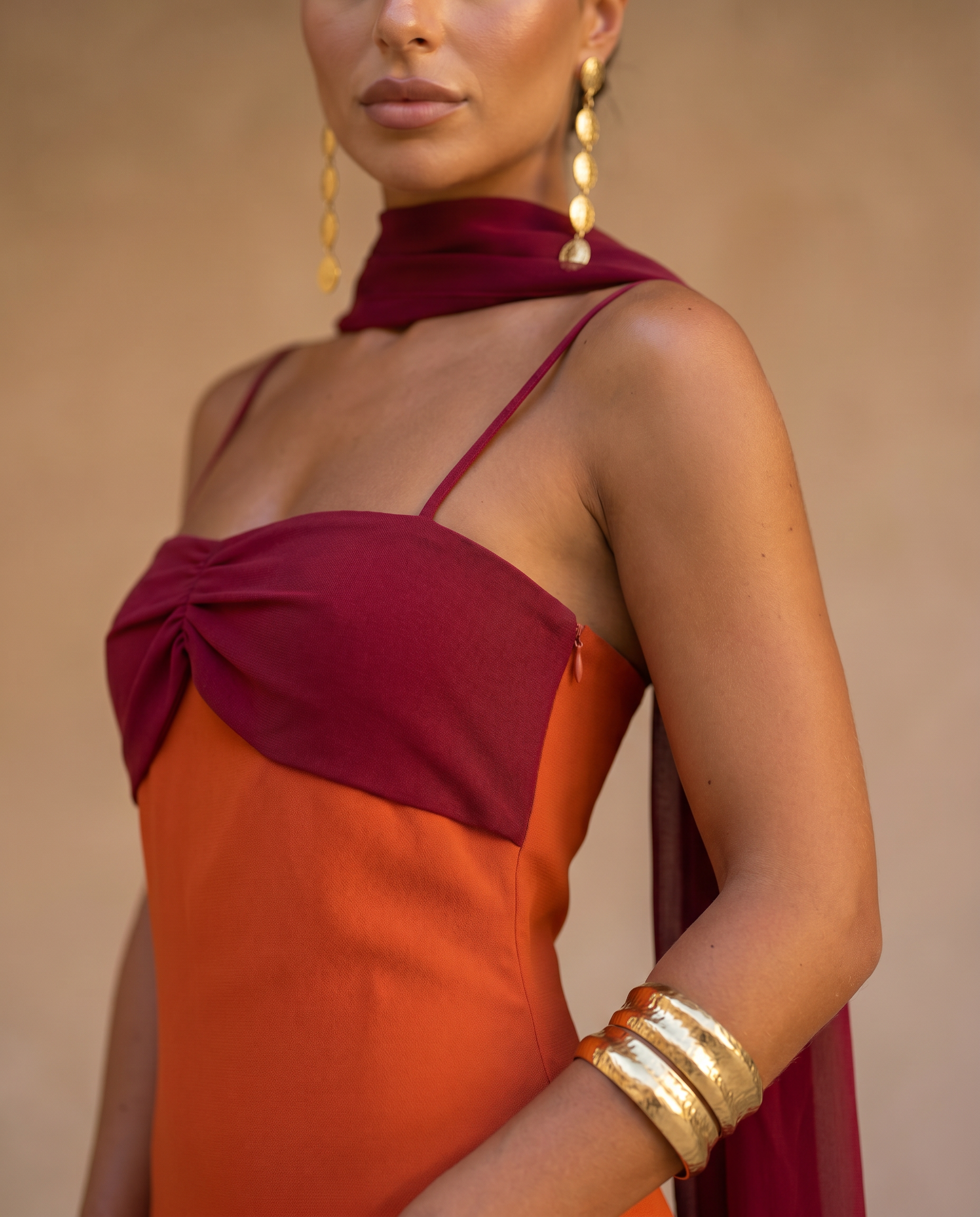 VESTIDO NARANJA CON ESCOTE ROJO