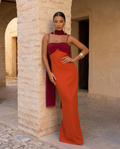 VESTIDO NARANJA CON ESCOTE ROJO