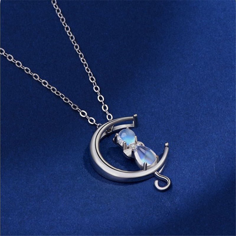 Collar con piedra lunar en forma de media luna y gato