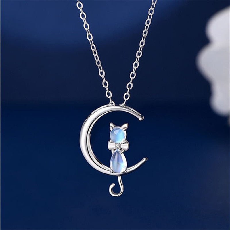 Collar con piedra lunar en forma de media luna y gato