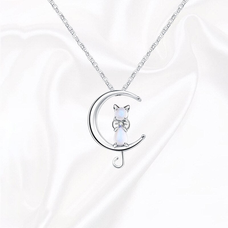 Collar con piedra lunar en forma de media luna y gato
