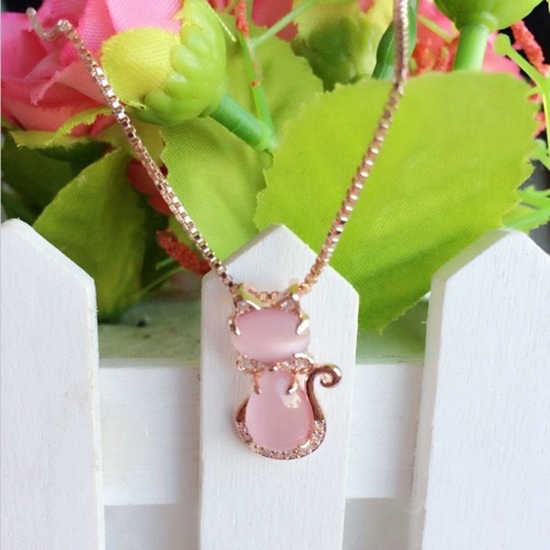 Collar con gatito adorable de piedra rosa con zircón