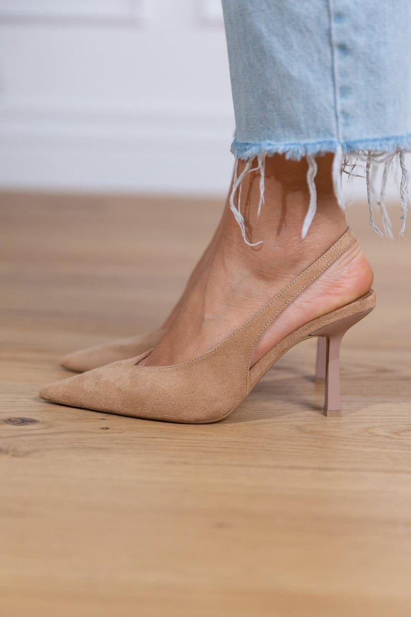 TACONES BAJOS EN TONO BEIGE