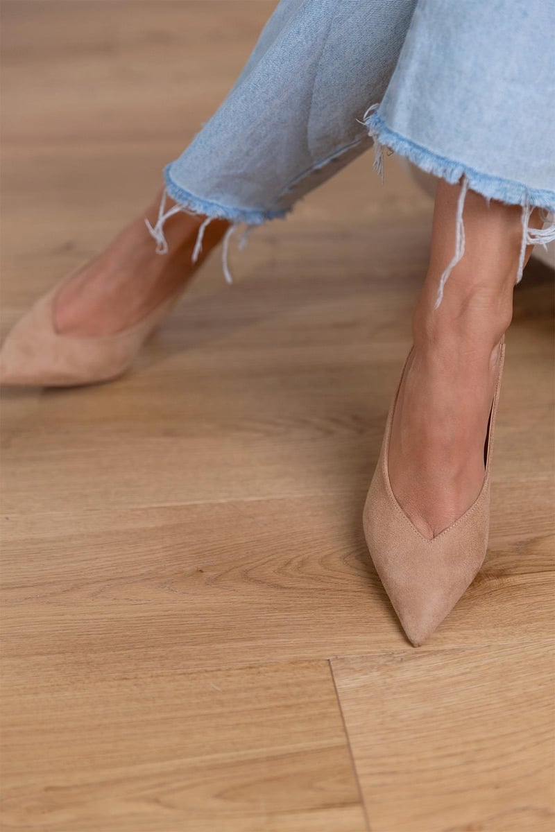 TACONES BAJOS EN TONO BEIGE